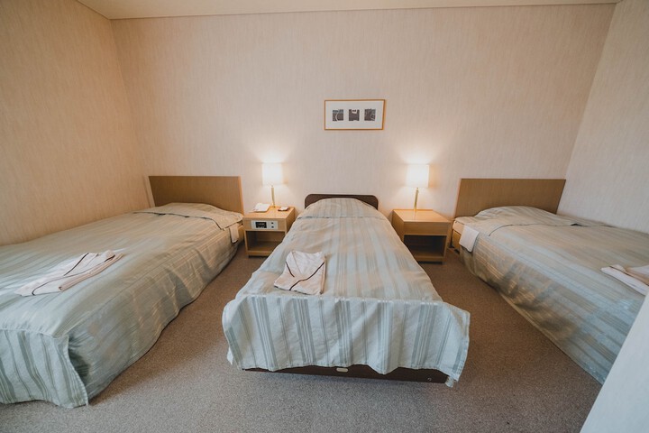 Room 4 of 12
