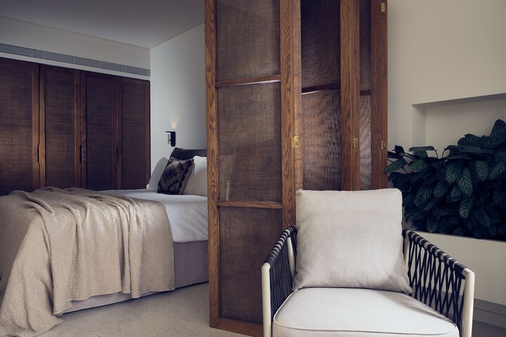 Room 32 of 79