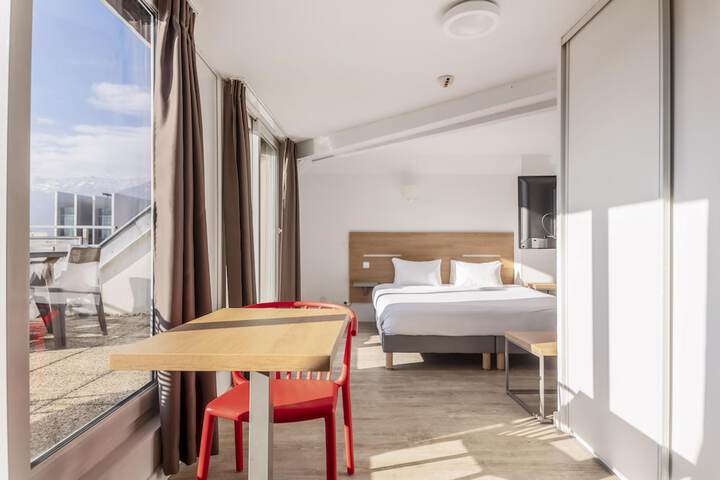 Room 8 of 32