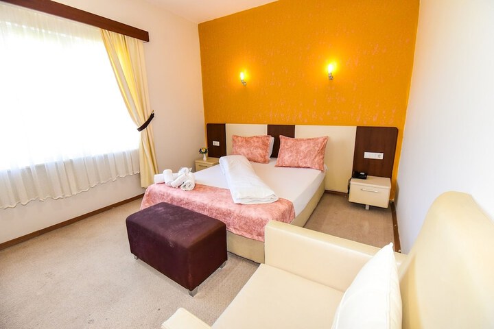 Room 12 of 34