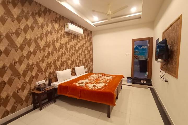 Room 8 of 16
