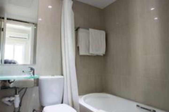 Room 4 of 18