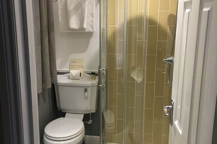 Room 27 of 46