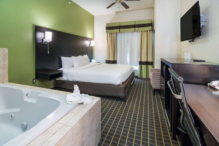 1 King Bed Suite (9 of 13)