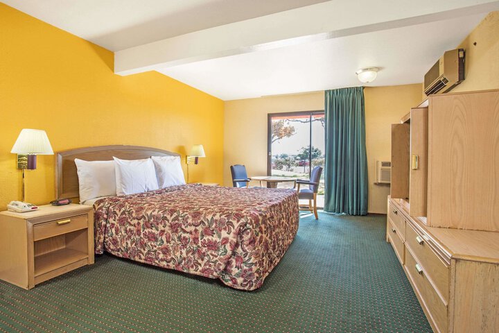 1 Queen Bed (11 of 12)