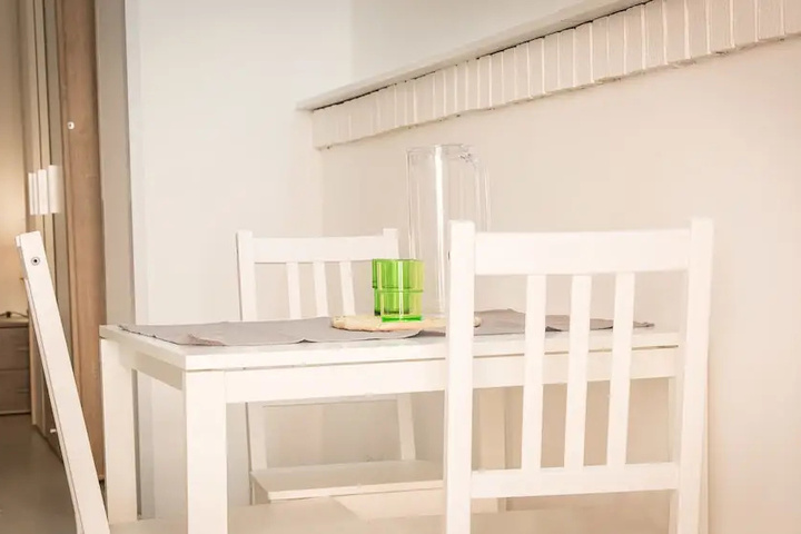 Room 6 of 10