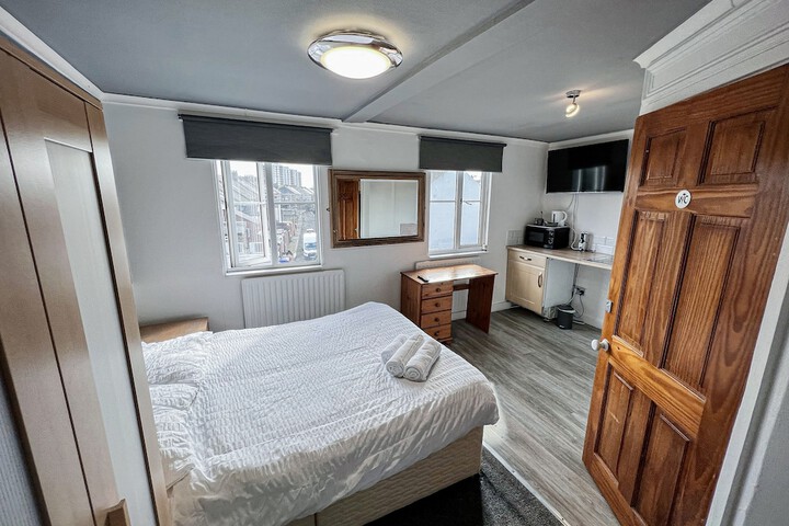 Room 5 of 18