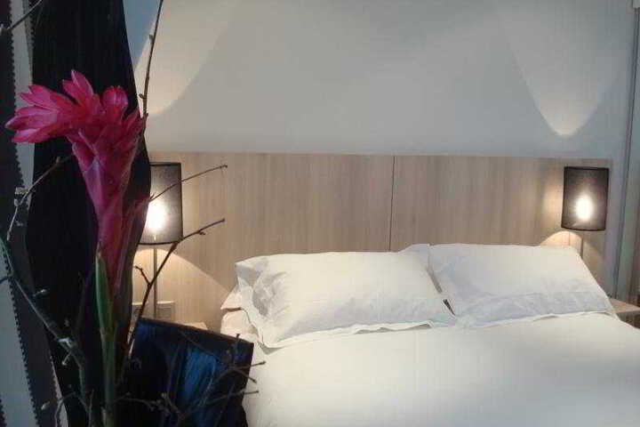 Room 9 of 10