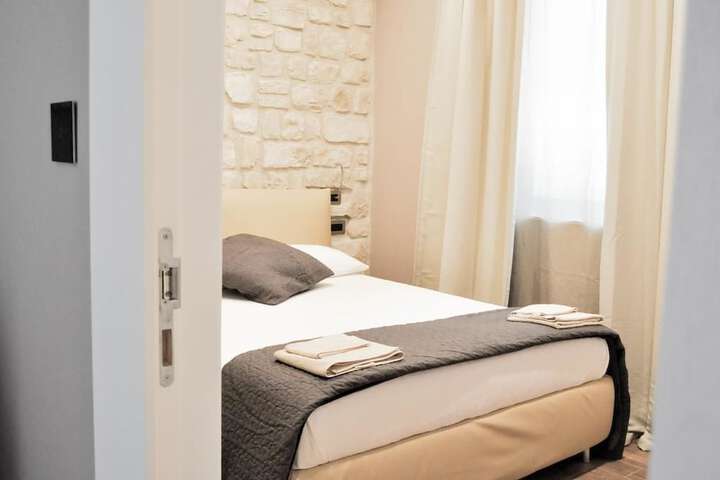 Room 8 of 16