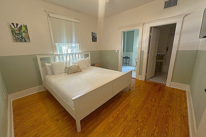 1 King Bed (10 of 15)