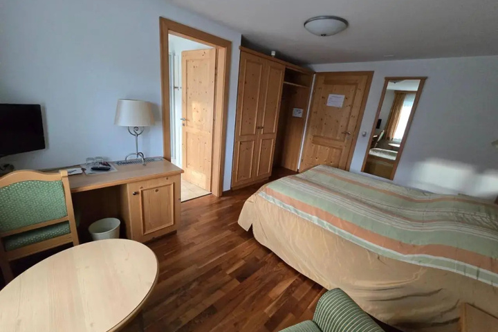 Room 3 of 21