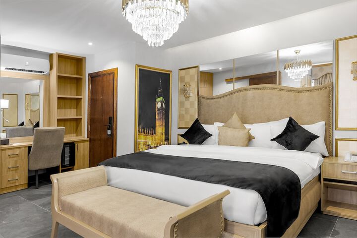 Room 4 of 25