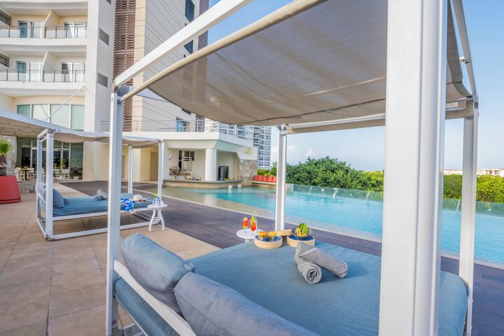 Pool Hotel