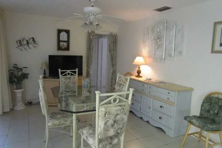 Room 5 of 12