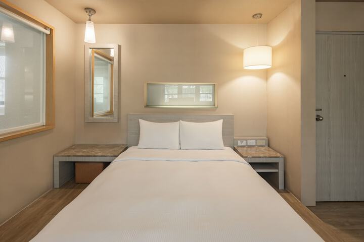 Room 9 of 28