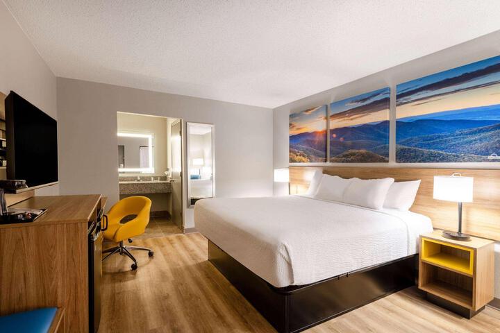 1 King Bed (8 of 11)