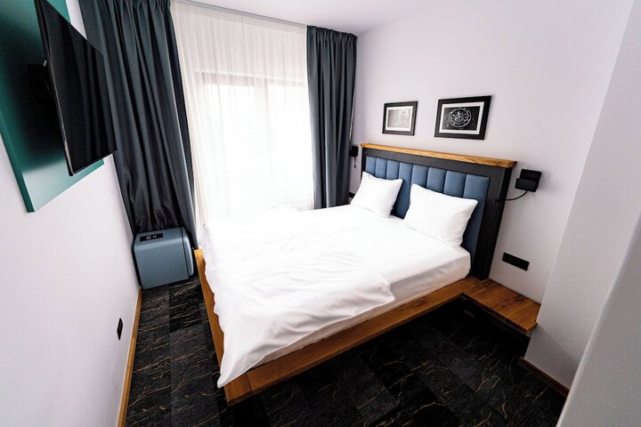 Room 25 of 77