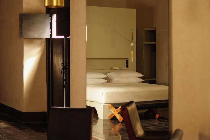 Room 15 of 76