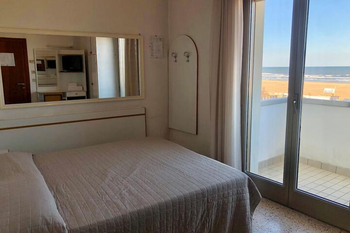 Room 2 of 27