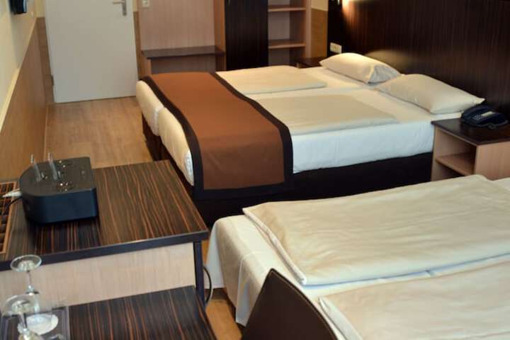 Room 70 of 136
