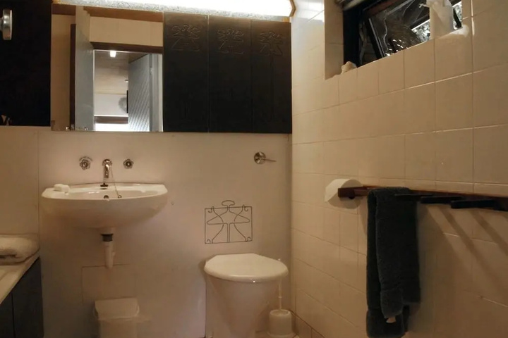 Room 4 of 10