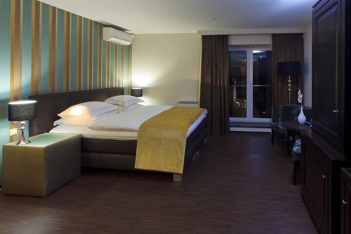 Room 5 of 62