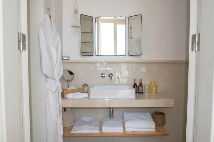 Room 33 of 48