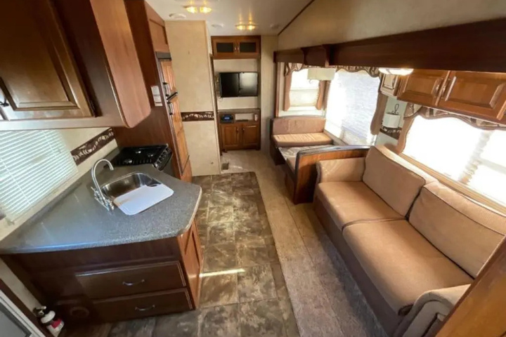 Exterior of Gorgeous Glamping RV plus Indoor Hot Tub