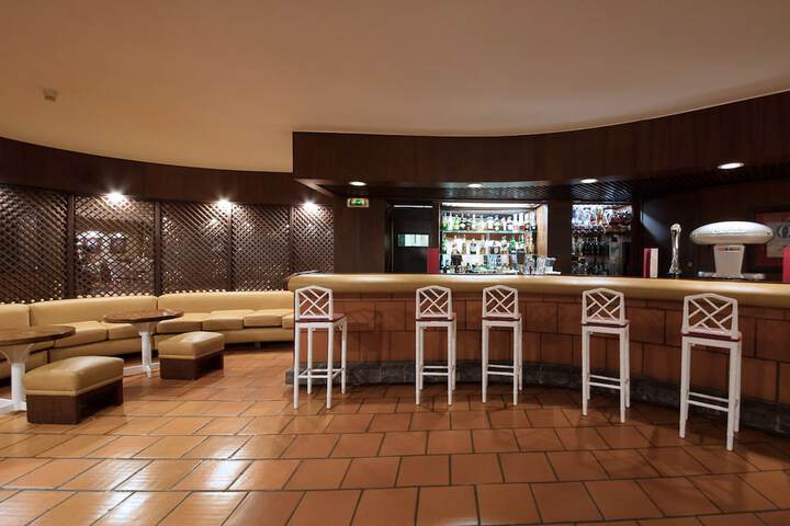 Lounge 31 of 41