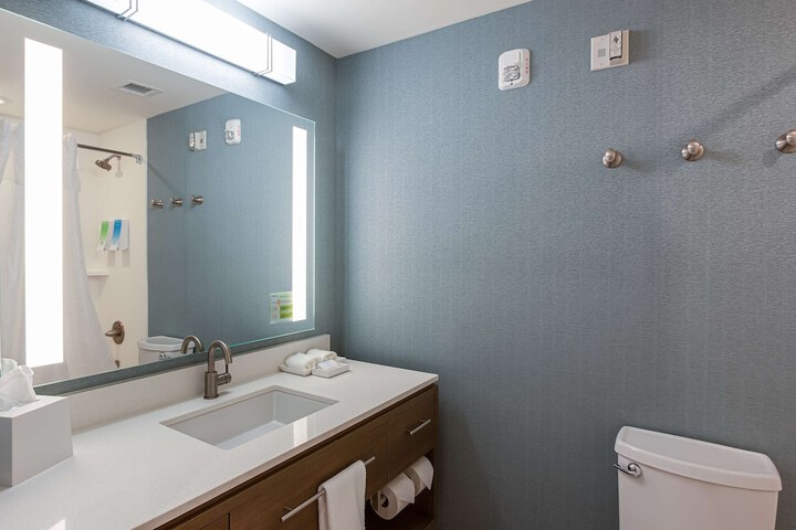 2 Queen Accessible Bathtub Studio (2 of 15)