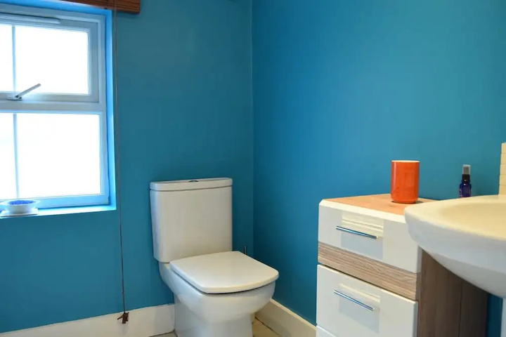 Room 6 of 18