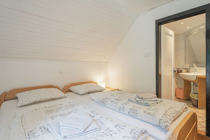 Room 6 of 30