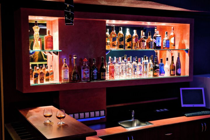 Lounge 92 of 99