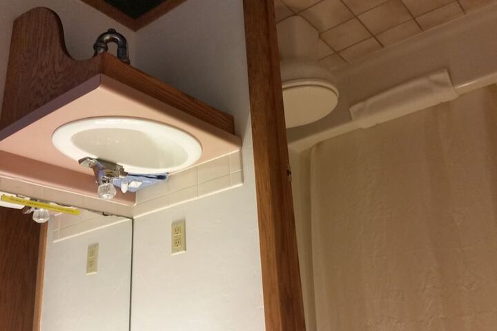 Bathroom sink