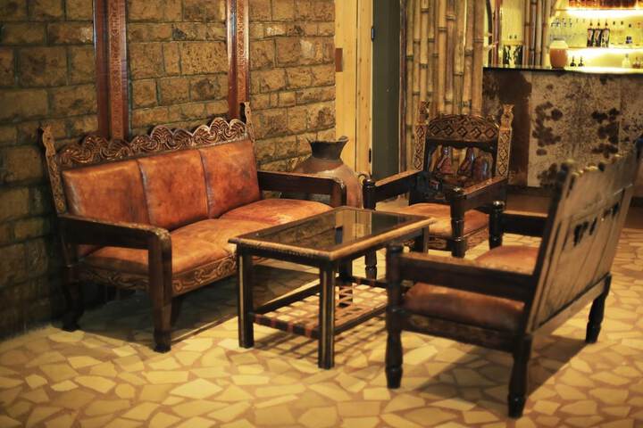 Lounge 14 of 16