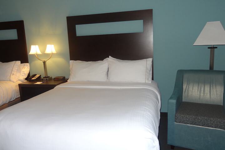 1 Queen Bed (6 of 8)