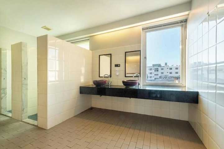 Room 25 of 29