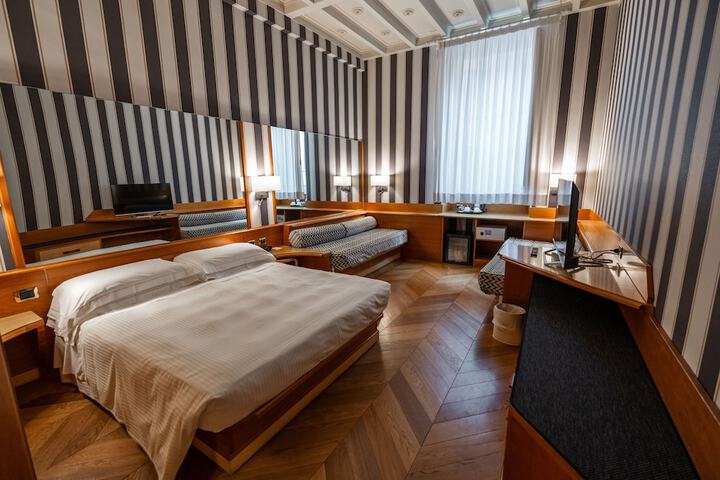 Room 33 of 76