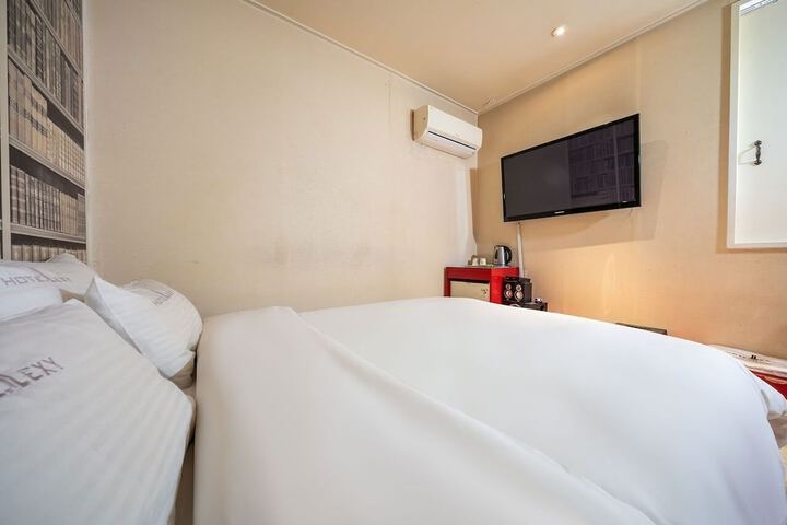 Room 6 of 30