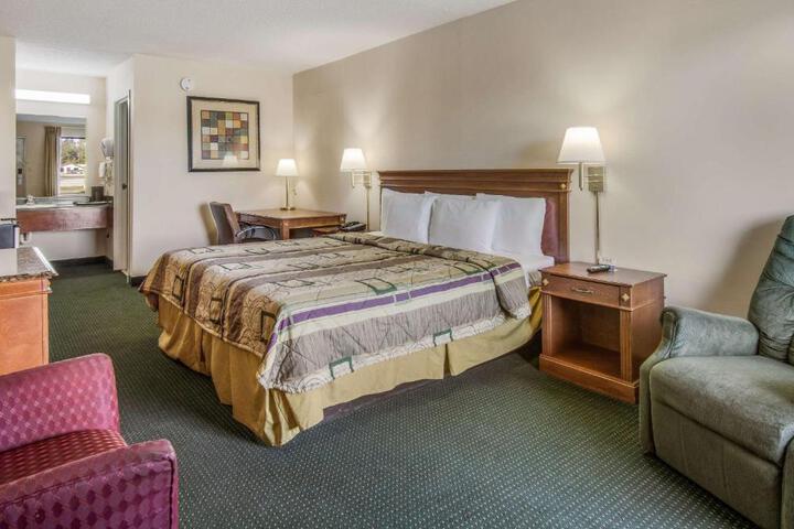 1 King Bed (5 of 6)