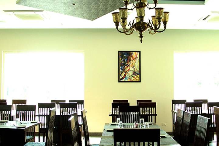 Dining 8 of 23