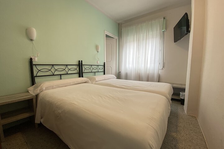 Room 7 of 18