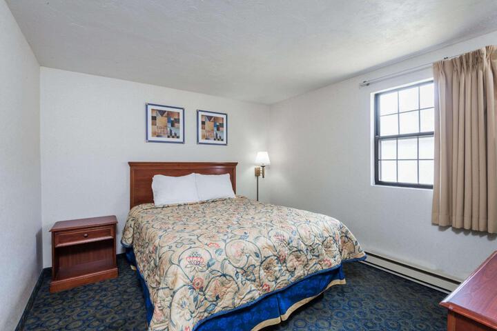 1 Queen Bed (3 of 27)
