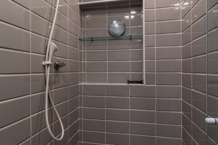 Room 2 of 33