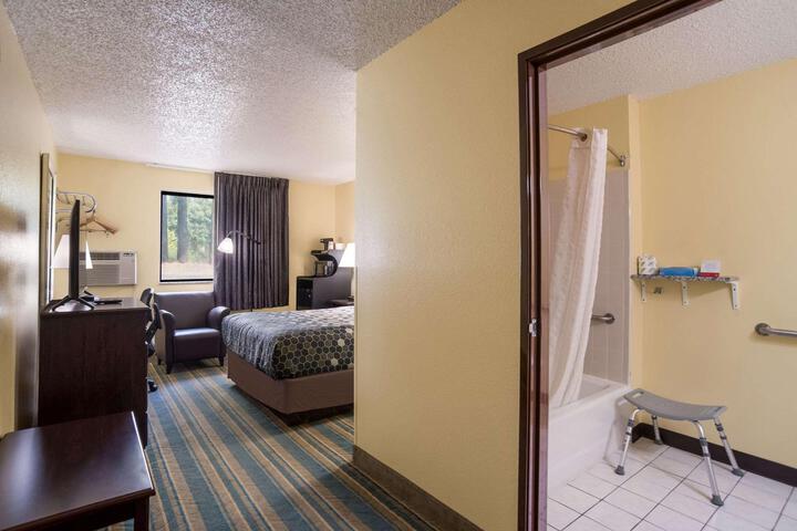 1 Queen Bed (8 of 26)