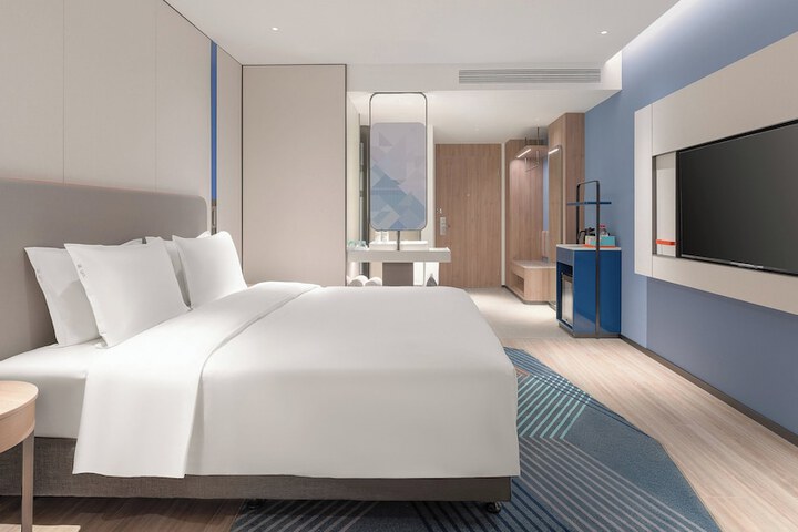 Room 17 of 38