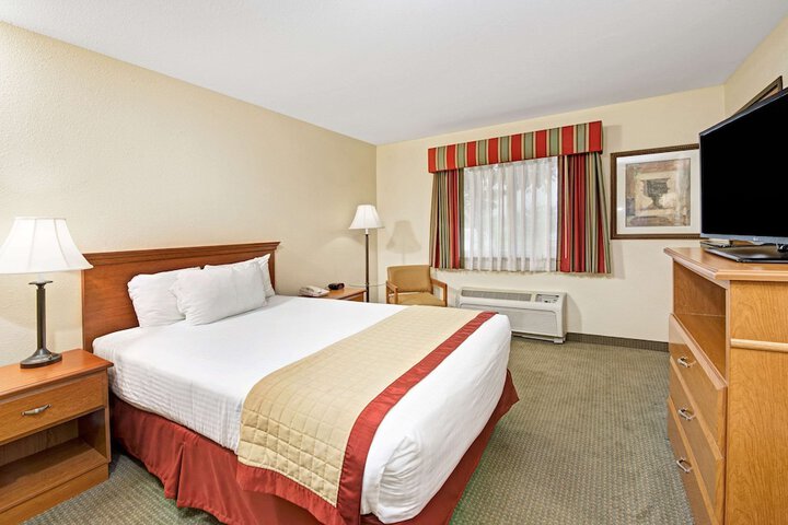 1 Double Bed Accessible Room (1 of 8)