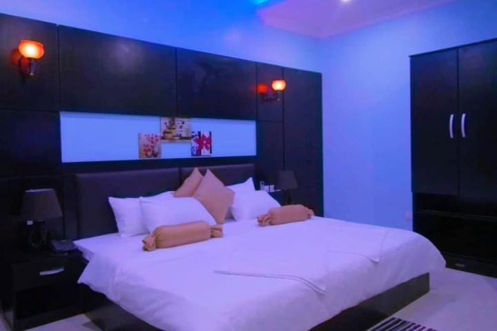 Room 8 of 17