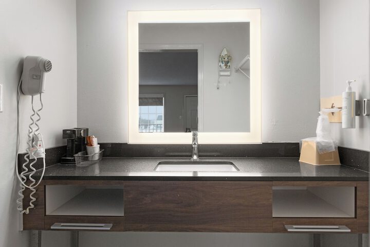 2 Queen Beds Stair Accessible Only Bathtub (1 of 10)