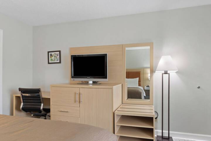 Standard King Bed Stair Accessible Only Bathtub (4 of 23)